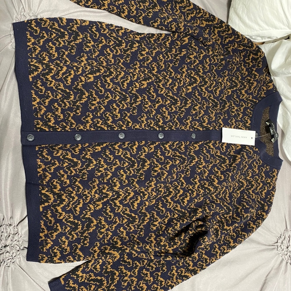 Beautiful sweater - Picture 2 of 3